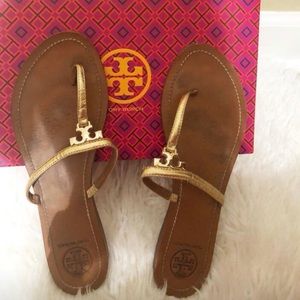 Gold Tory Burch Logo Flat Thong-patent Saffiano